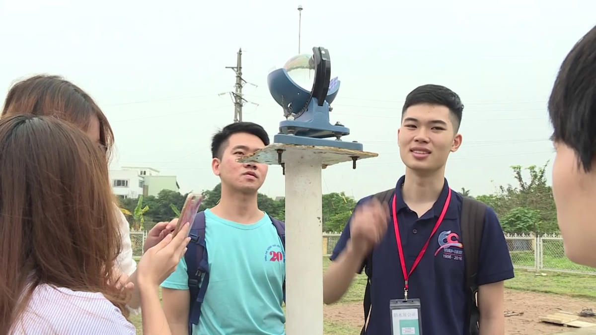 Sinh viên khoa Khí tượng Thủy văn và Hải dương học trong giờ thực hành. Ảnh: TL.