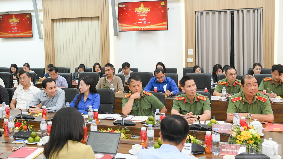 Các đại biểu tham dự buổi họp báo. (Ảnh: THẾ ĐẠI) ndo_br_dai-bieu-9648.jpg