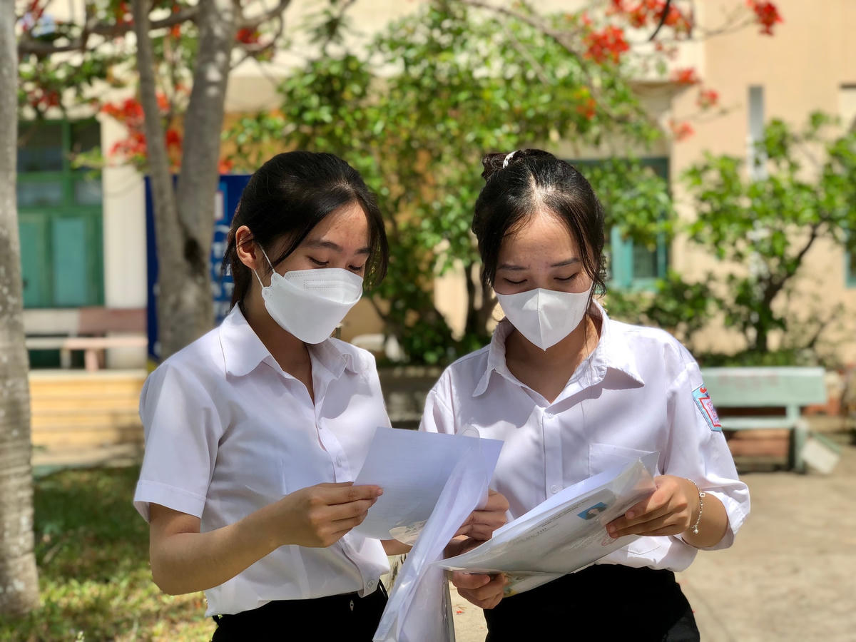 TS trao đổi bài thi sau khi kết thúc môn Ngữ văn.