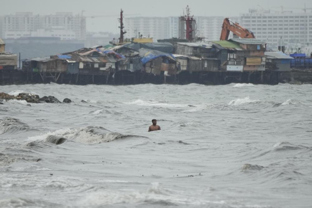 Bão Noru tiếp cận khu ổ chuột ven biển Tondo ở Manila, Philippines.