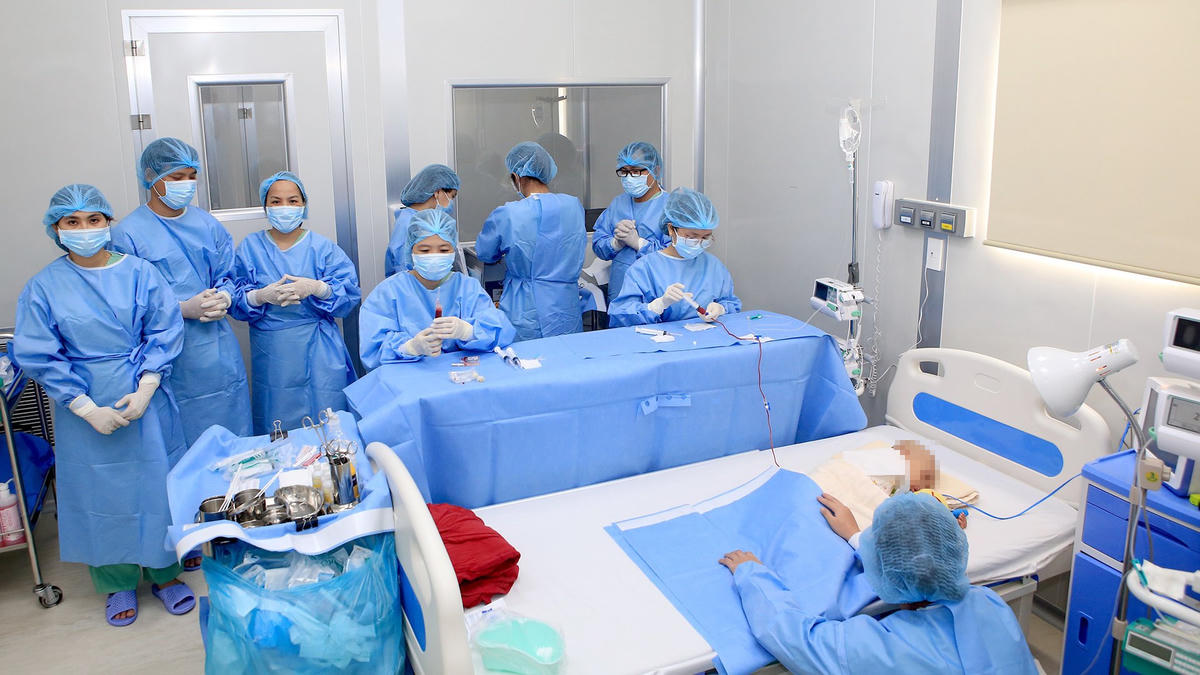 Y, bác sĩ đang tiến hành phẫu thuật cho cháu bé N.H.B.N..
