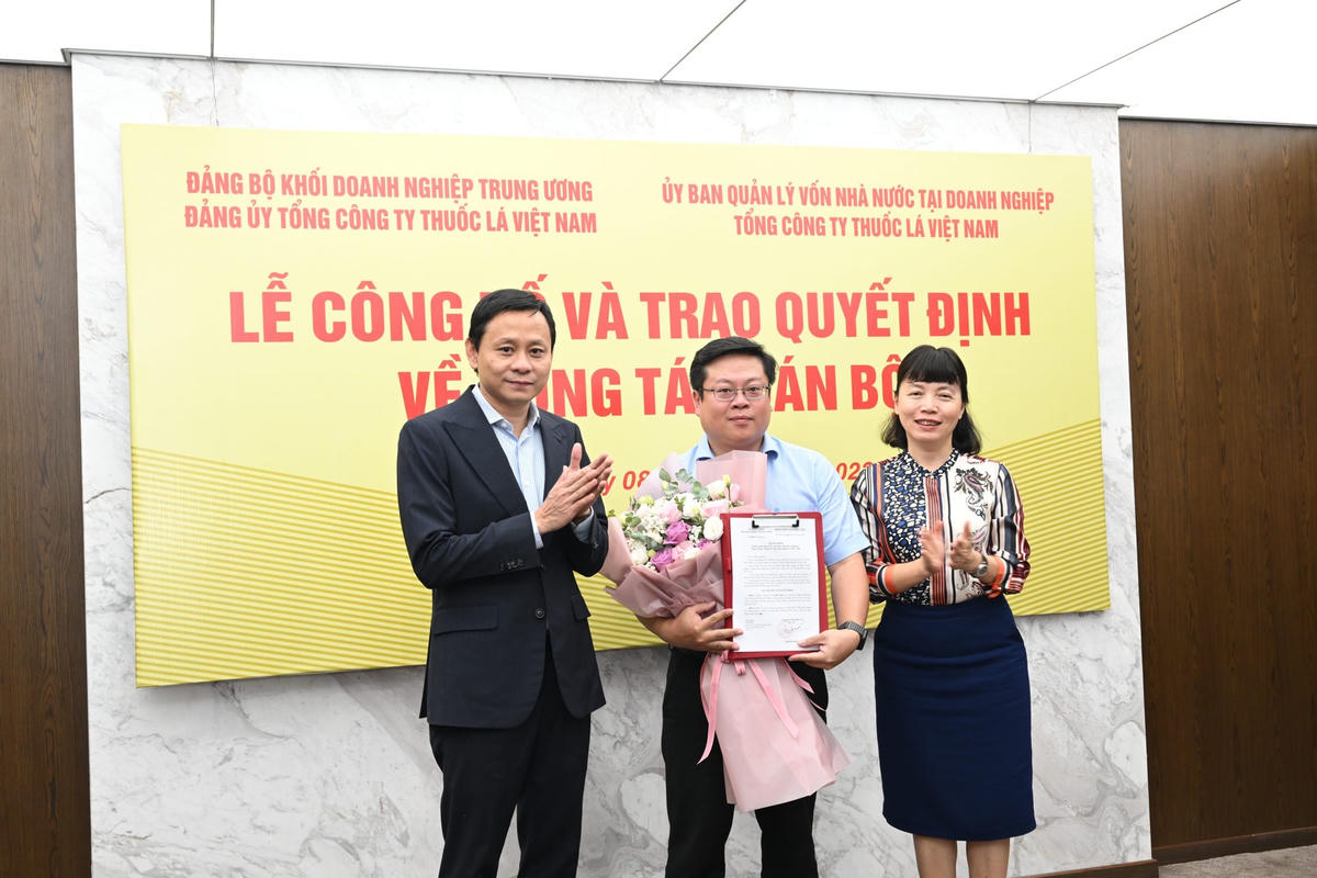 Ông Vũ Anh Tuấn – Trưởng ban Quản trị Nhân sự nhận Quyết định chuẩn y chức danh Ủy viên Ban Thường vụ Đảng ủy Tổng công ty.