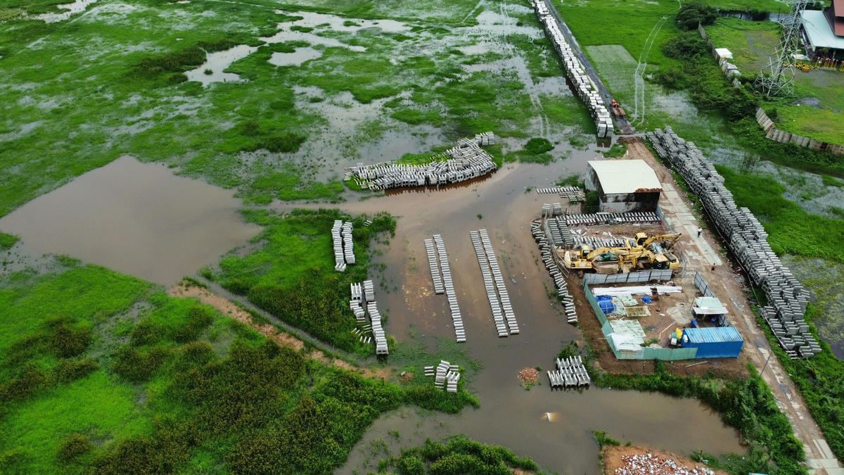 Dù đã khởi công được 5 tháng nhưng cầu Thống Nhất thi công rất èo uột. Ảnh: Mạnh Thìn.