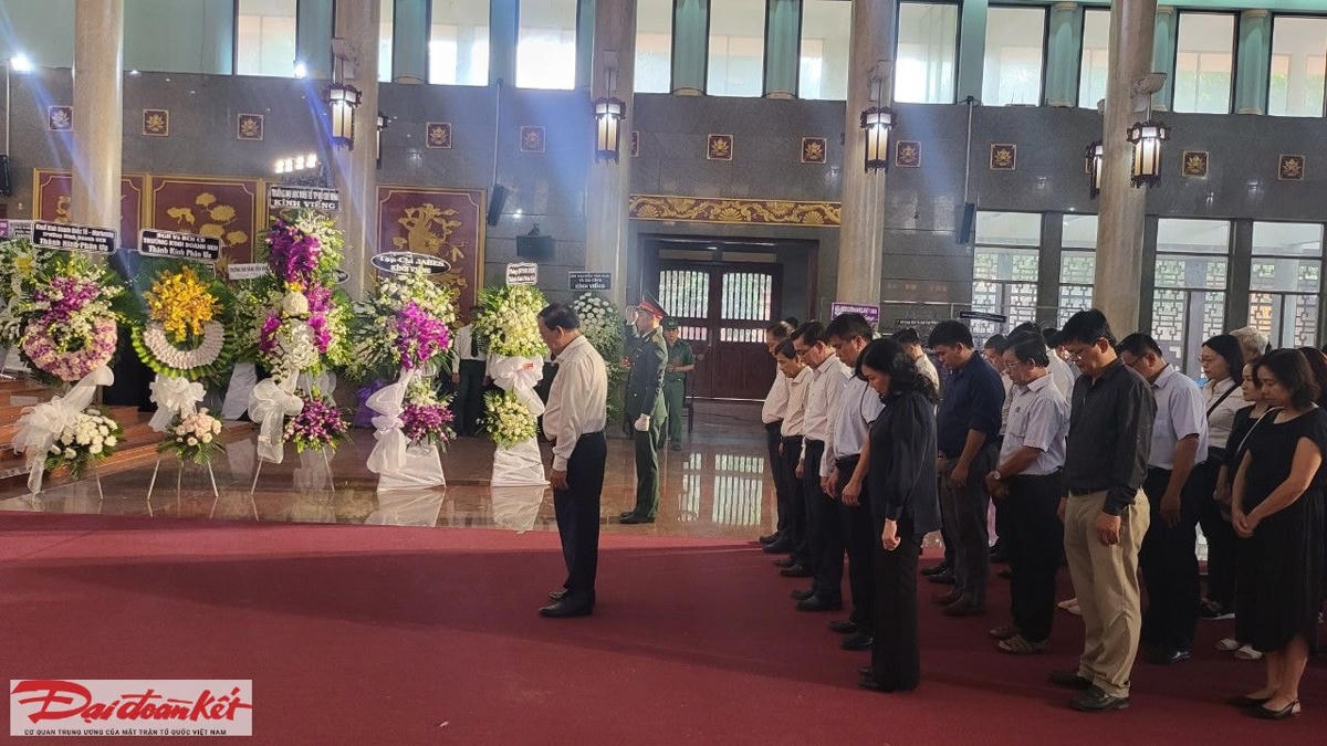 Các đoàn lãnh đạo các cơ quan, đơn vị, địa phương vẫn đang tiếp tục tổ chức đoàn vào viếng GS.TS Trần Hoàng Quân.