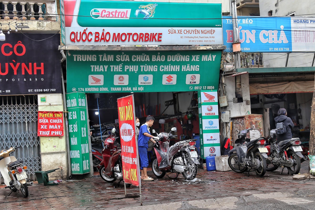 Của hàng sửa chữa xe máy tại 147 Khương Đình không những lấn chiếm vỉa hè còn rửa xe khiến đoạn đường này trở nên nhếch nhác mất vệ sinh.
