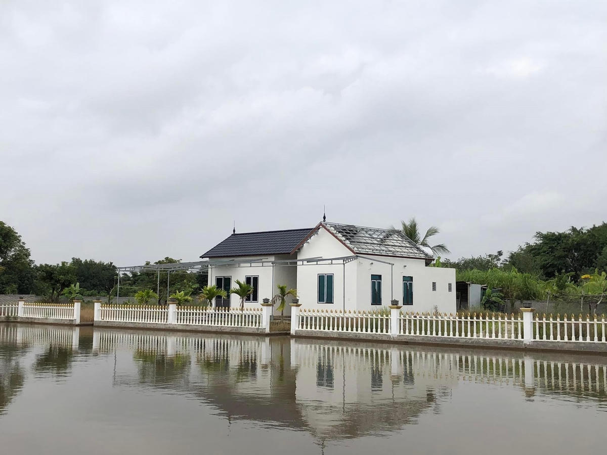 Sau một năm chỉ ra sai phạm, công trình xây dựng mới tháo được một phần mái.