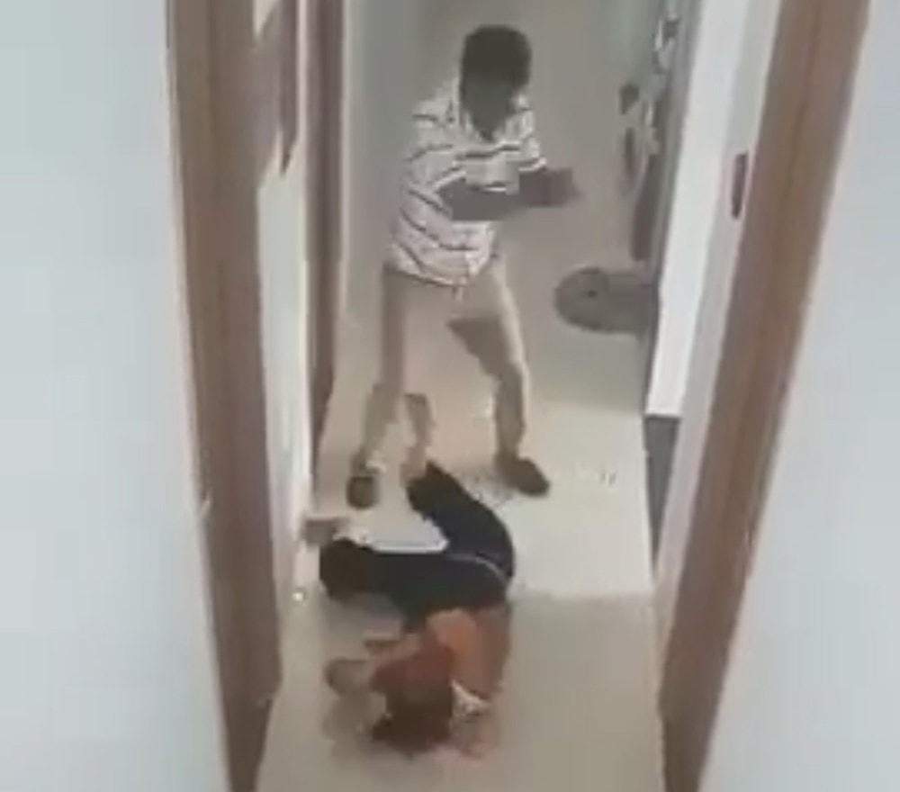 Người đàn ông cầm cây gỗ đánh liên tục vào người phụ nữ trong một khách sạn trên địa phường 5, thành phố Cà Mau khiến người này tử vong. (Ảnh: Cắt từ clip an ninh của khách sạn).