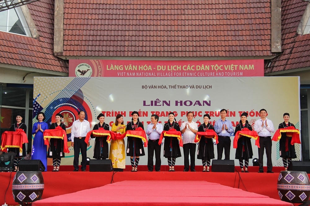 Các vị đại biểu cắt băng khai mạc.