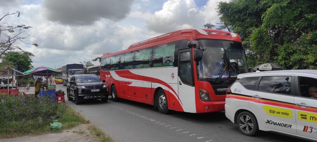 Nhiều phương tiện rất chật vật di chuyển, chỉ nhích từng chút một nối đuôi hàng dài.