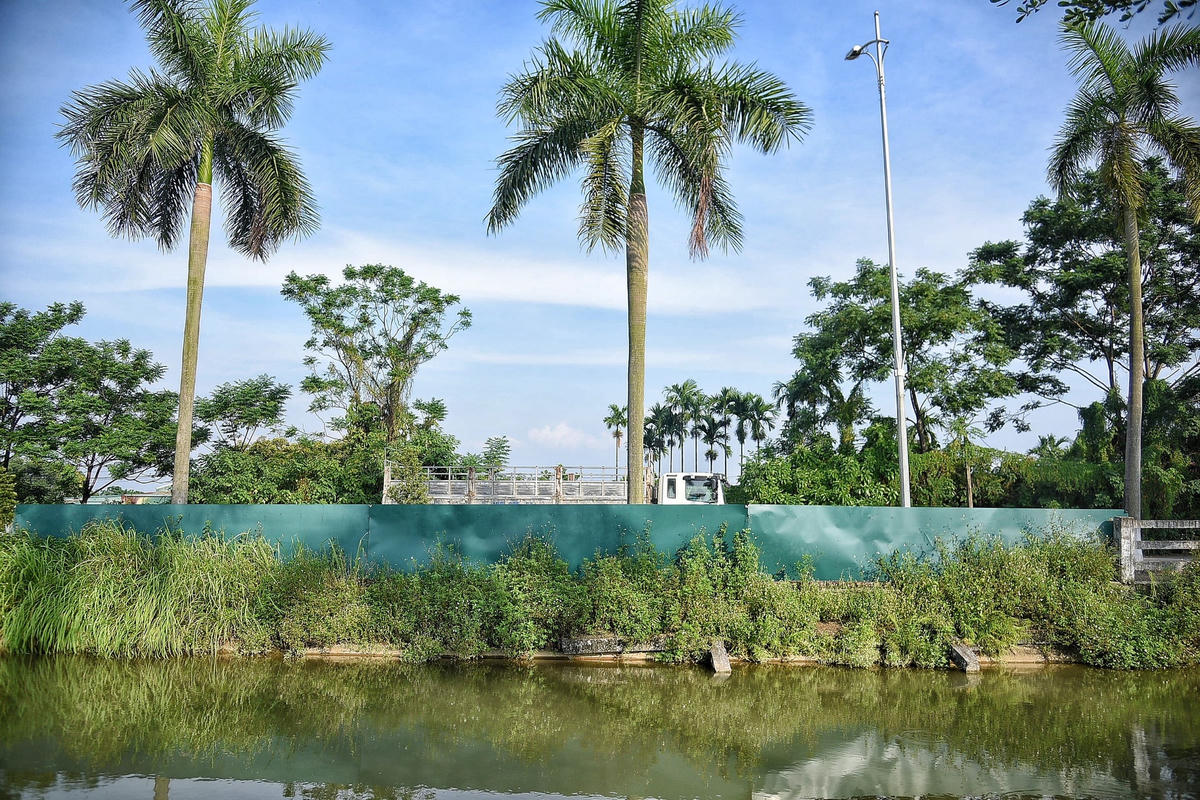 Lan can bờ kênh Đan Hoài xuống cấp chưa được sửa chữa gây mất an toàn