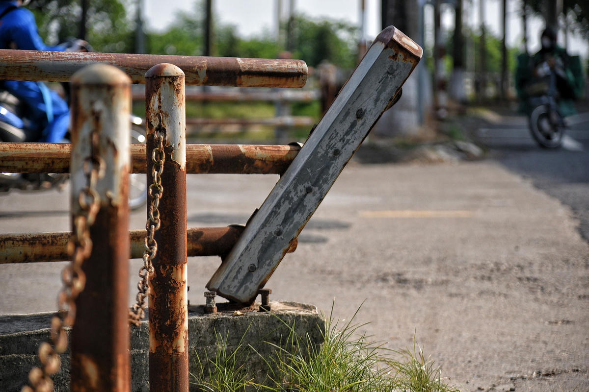 Cũng theo vị đại diện này, do địa bàn quản lý rộng trong khi kinh phí eo hẹp nên công ty phải ưu tiên những nhiệm vụ cấp bách hơn. Đối với những khu vực hư hại xa khu dân cư, không ảnh hưởng lớn đến giao thông và phục vụ sản xuất nông nghiệp, công ty sẽ tìm cách khắc phục tạm thời.