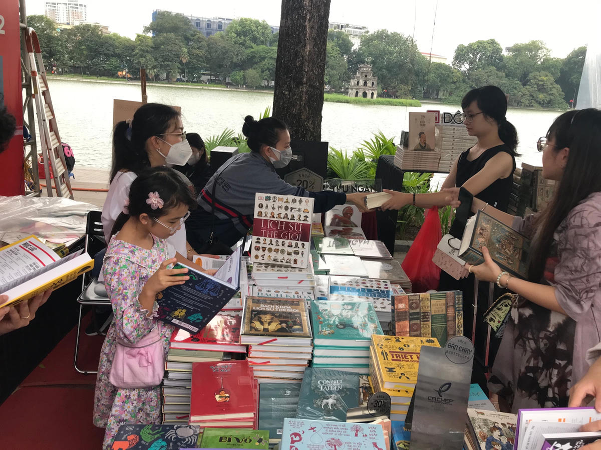 Văn hóa đọc phải được phát triển rộng đến toàn dân. Ảnh: Xuân Ngân.  
