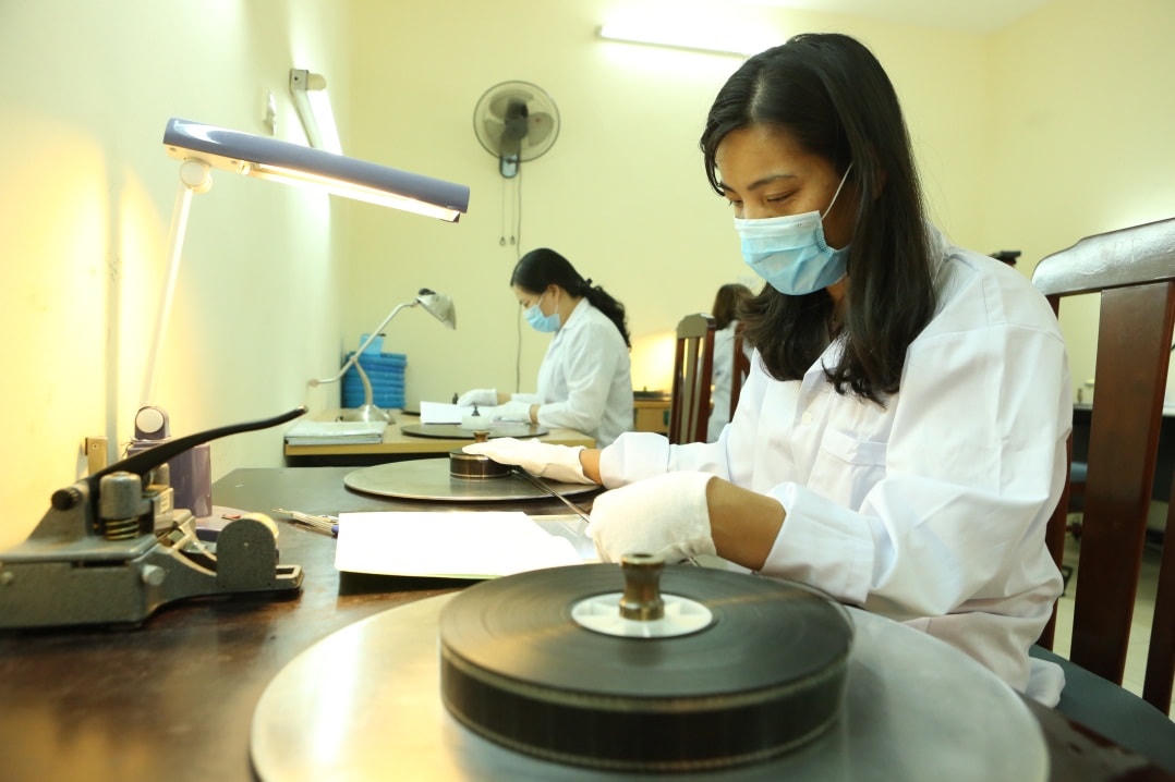 Lưu trữ và bảo quản phim tại Viện Phim Việt Nam.  