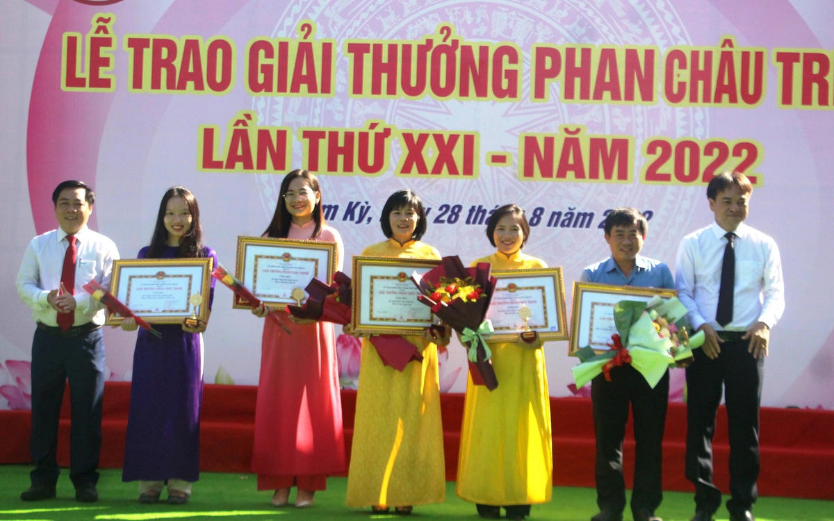 Thạc sĩ Trần Nguyễn Minh Thư (áo dài tím) nhận giải thưởng Phan Châu Trinh lần thứ XXI.