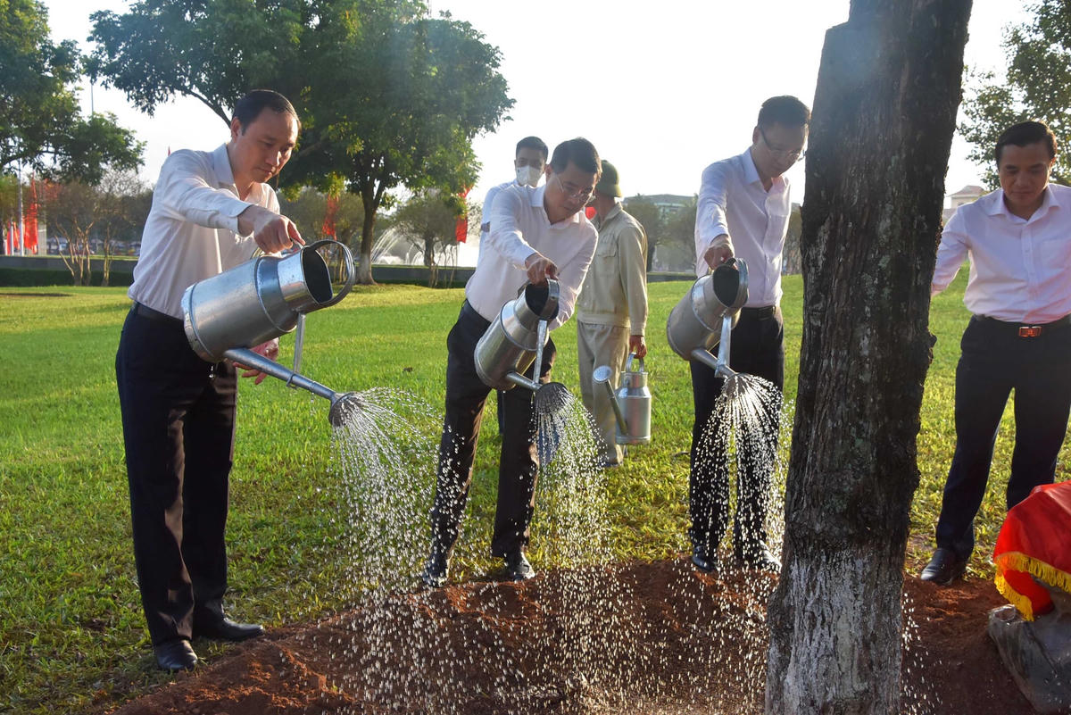 Chánh Văn phòng Trung ương Đảng Lê Minh Hưng; Phó Chủ tịch UBTƯ MTTQ Việt Nam Phùng Khánh Tài cùng các đại biểu trồng cây lưu niệm tại khuôn viên khu Tượng đài Tổng Bí thư Nguyễn Văn Linh (Hưng Yên).