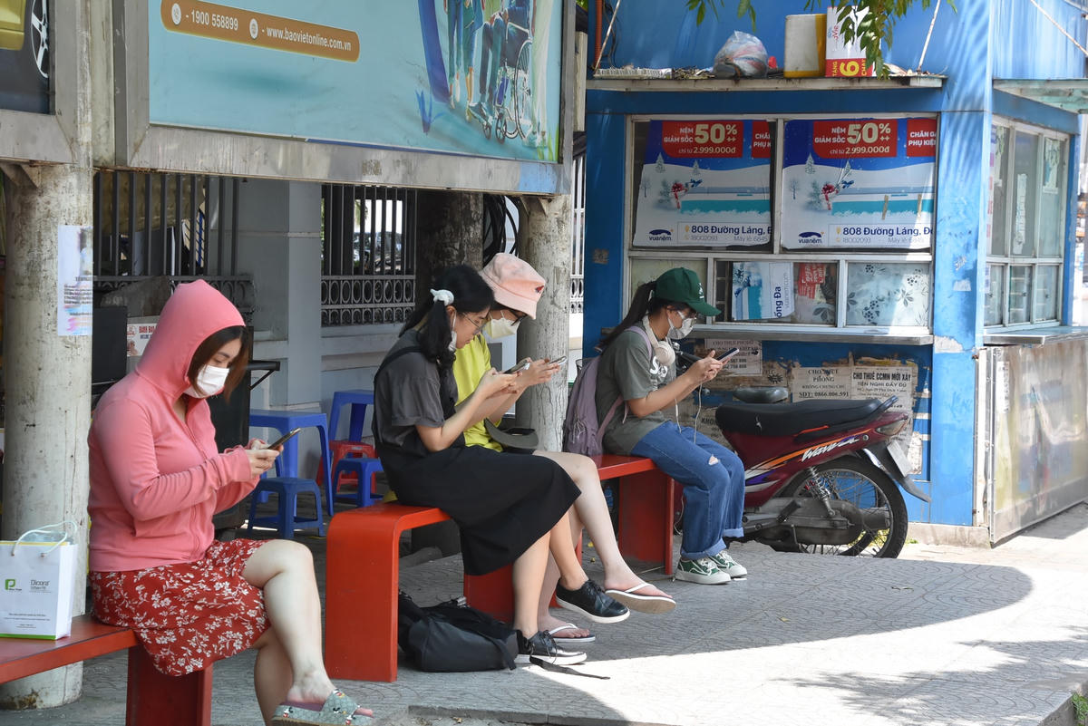 Ghi nhận của PV Đại Đoàn Kết Online ngày 26/6, dù là ngày nghỉ, tại nhiều điểm chờ xe bus, rất đông người dân vẫn lựa chọn phương tiện này để di chuyển.