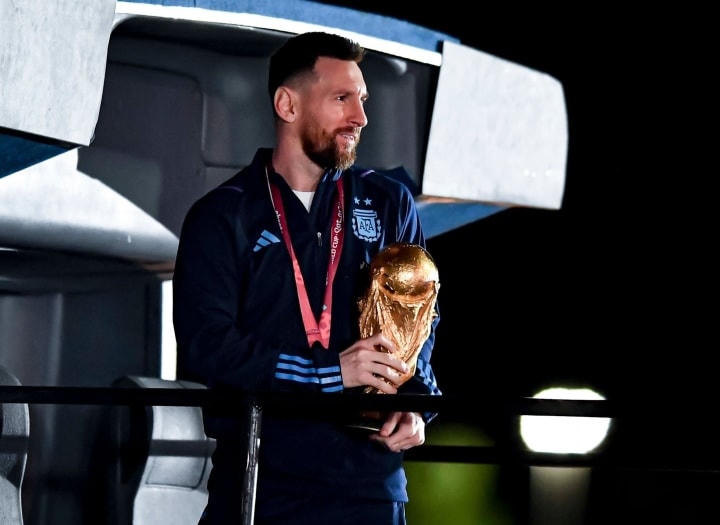 Cầu thủ Lionel Messi có kỳ World Cup 2022 thành công khi phá hàng loạt kỷ lục: ra sân nhiều nhất, đeo băng thủ quân nhiều nhất, có số trận ghi bàn và kiến tạo nhiều nhất, ghi bàn và kiến tạo nhiều nhất cho đội tuyển Argentina ở World Cup.