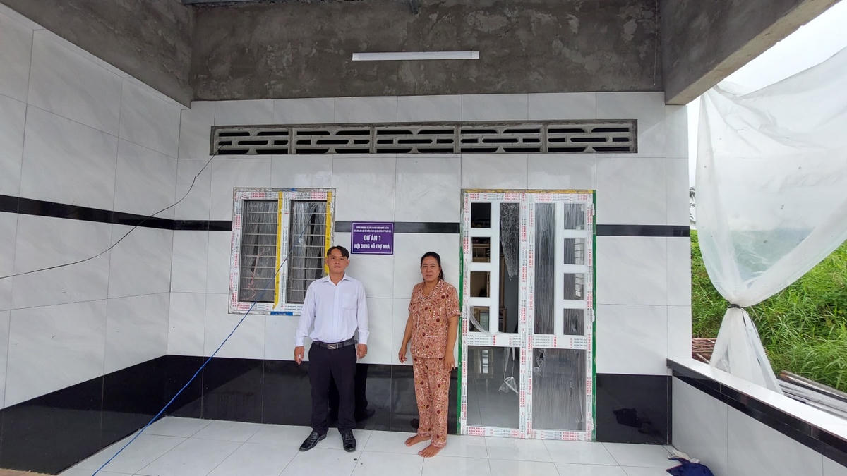 Bà Danh Thị Sương (ấp Đai Úi, xã Phú Mỹ, huyện Mỹ Tú) với ngôi nhà khang trang từ vốn của Chương trình MTQG 1719.