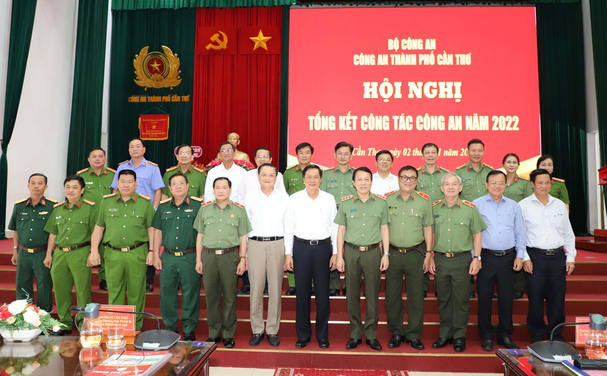 Lãnh đạo Bộ Công an chụp hình lưu niệm với lãnh đạo địa phương và Công an TP Cần Thơ. 
