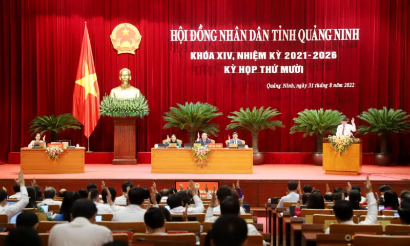 Các đại biểu HĐND tỉnh biểu quyết thông qua các Nghị quyết tại Kỳ họp. Ảnh: QMG. 