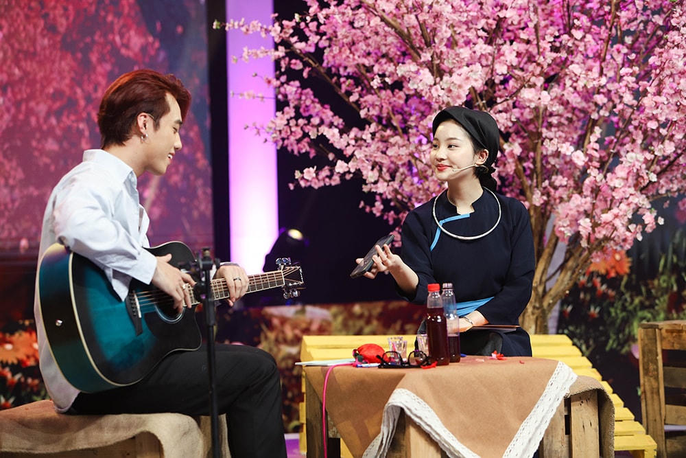 Hải Đăng Doo vừa đàn vừa hát tặng Thu Hà ca khúc “At my worst”.