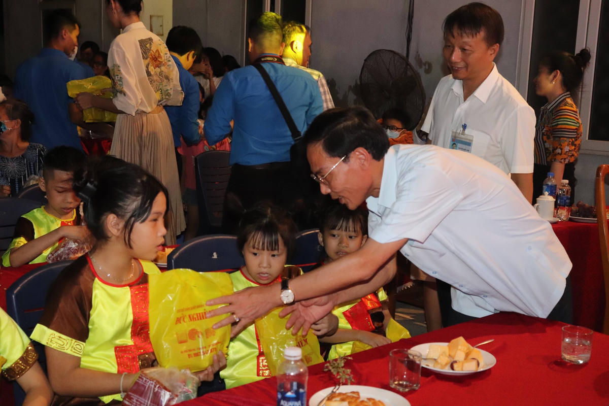 Ông Đầu Thanh Tùng, Phó Chủ tịch UBND tỉnh tặng quà cho các em thiếu nhi.