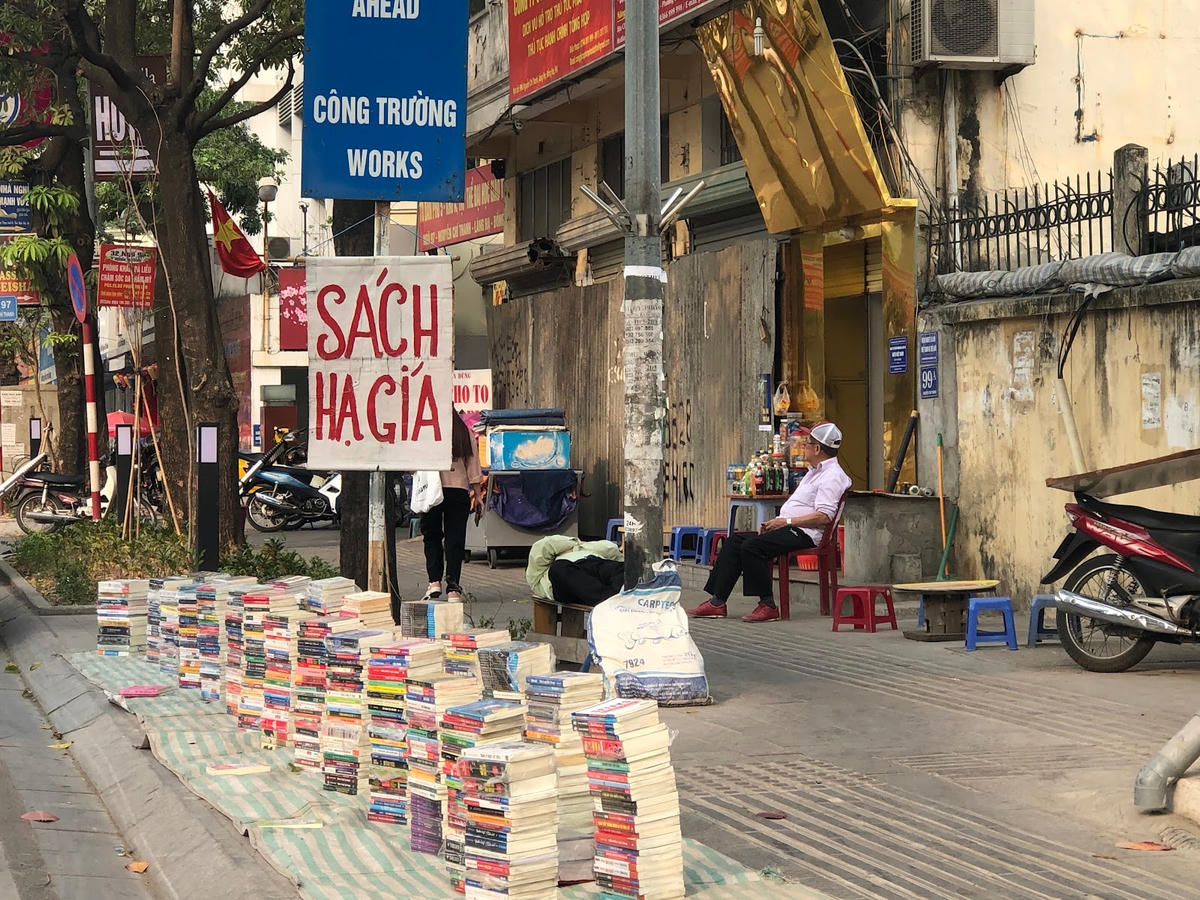 Cảnh quan mới mang lại diện mạo mới cho tuyến phố, nhưng theo quan sát, một số khu vực xe vẫn để ngổn ngang trên vỉa hè. Thậm chí, rác vứt ngay sát khu vực ghế đá khiến không gian nhếch nhác nên một số người không dám ngồi.