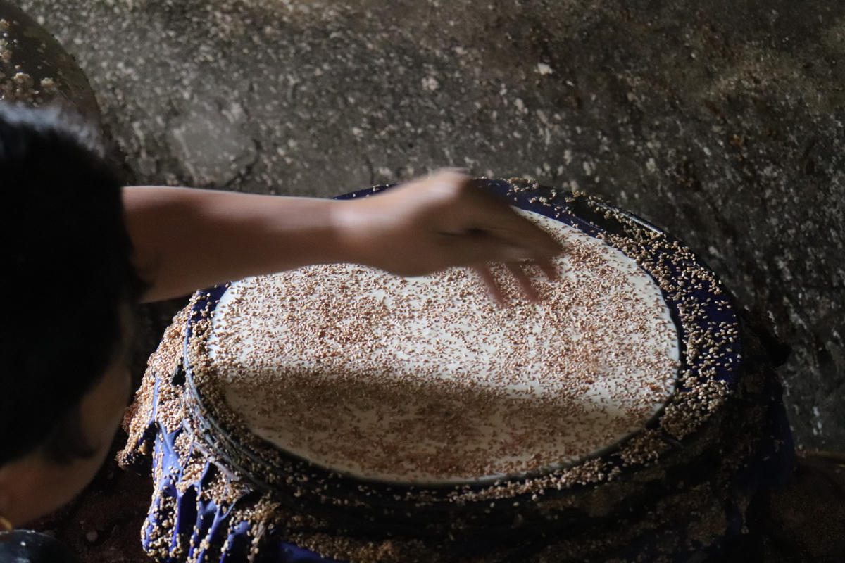Kỹ thuật rắc vừng đòi hỏi sự chuyên nghiệp để vừng rắc được đều tay và đầy đặn trên khuôn bánh. Một điều đặc biệt của bánh đa làng Chòm chính là lớp vừng rất dày. Bánh đa nhiều vừng ăn vừa ngon, vừa bùi.