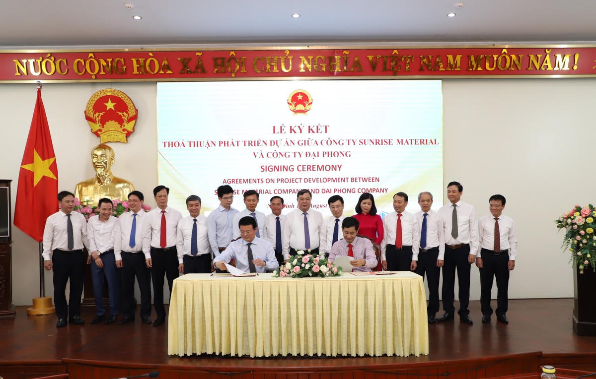 Tập thể lãnh đạo tỉnh Nam Định chứng kiến lễ ký kết.