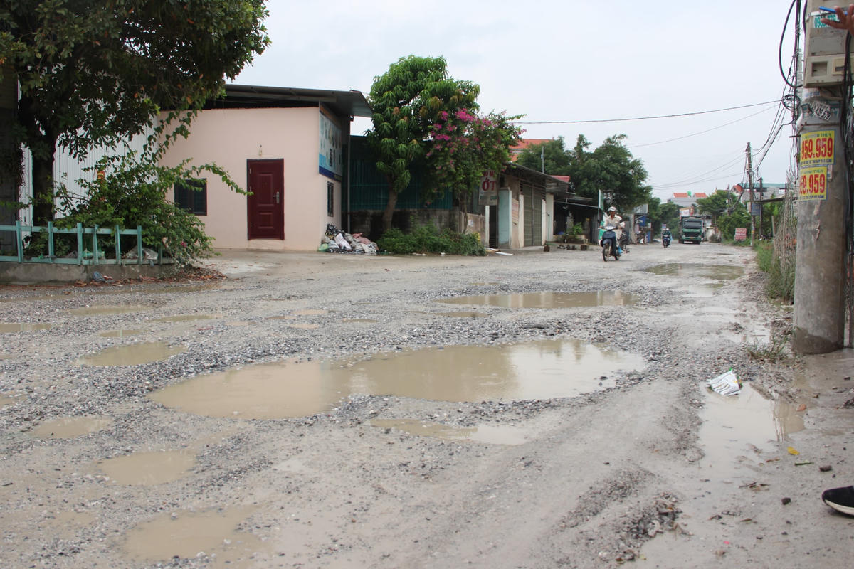 Cụ thể, đường tỉnh lộ 382 đoạn chạy qua xã Yên Phú, huyện Yên Mỹ (tỉnh Hưng Yên) đã bị hư hỏng nặng, mặt đường gạch đá lởm chởm, lồi lõm tạo thành những ổ trâu, ổ voi và vũng nước sâu, khiến người tham gia giao thông đi lại rất khó khăn.