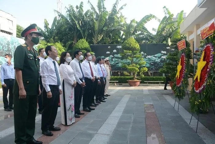 Đoàn lãnh đạo TP HCM dành một phút mặc niệm tại di tích "Nơi họp Hội nghị Xứ ủy Nam kỳ tháng 9 năm 1940" tại huyện Hóc Môn sáng 28/8.