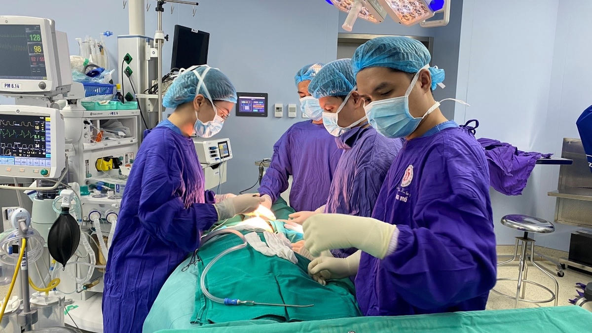 Phẫu thuật bệnh nhân biến chứng do tiêm filler tại Bệnh viện Trung ương Quân đội 108. Ảnh: BVCC.