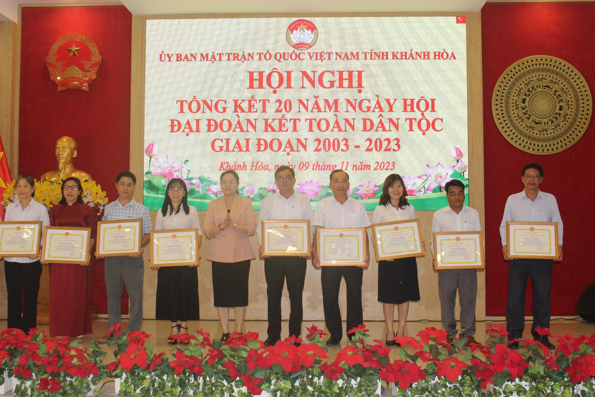 Bà Phạm Thị Xuân Trang, Phó Chủ tịch HĐND tỉnh Khánh Hòa, trao bằng khen cho các cá nhân có thành tích xuất sắc .