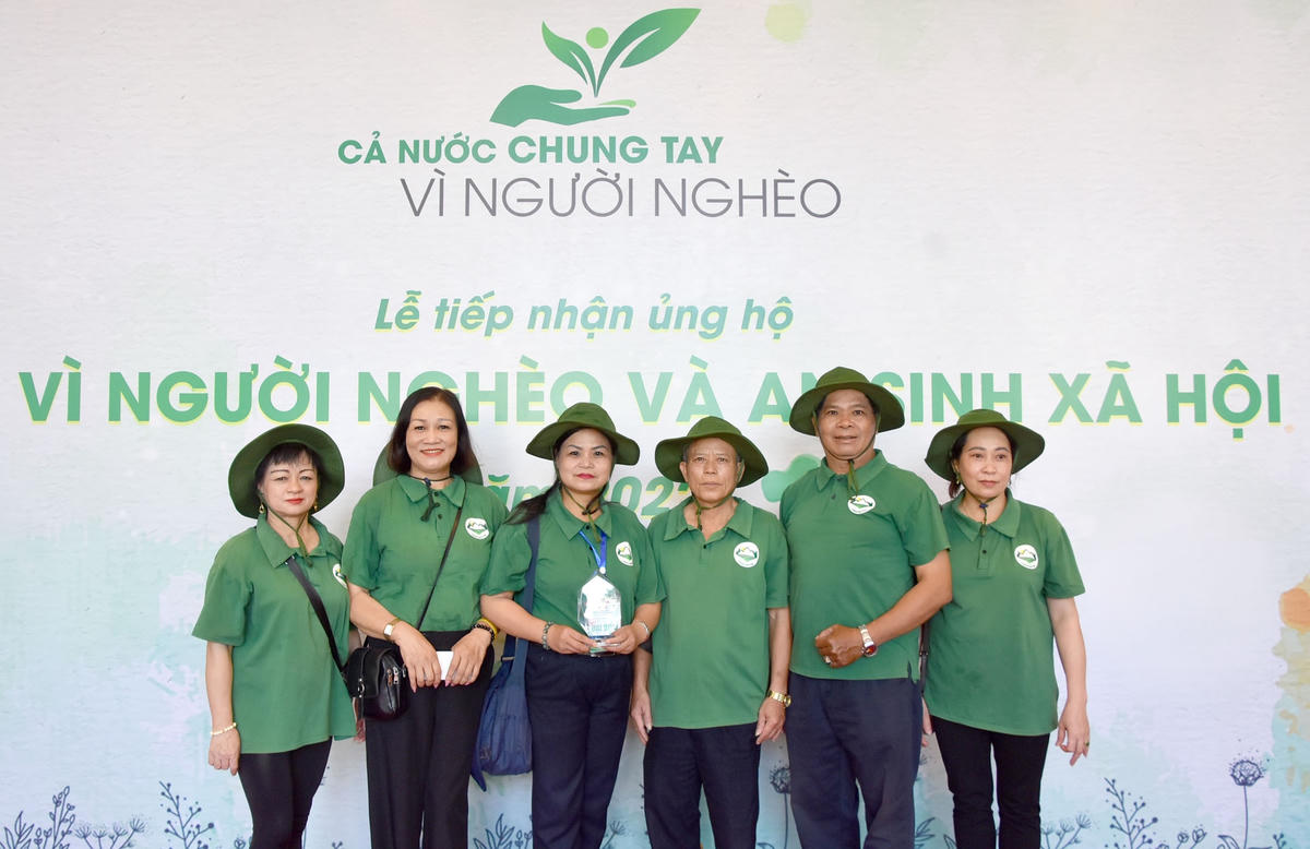 Đoàn Nghệ thuật tiếng hát Trường Sơn tham gia ủng hộ tại chương trình. 