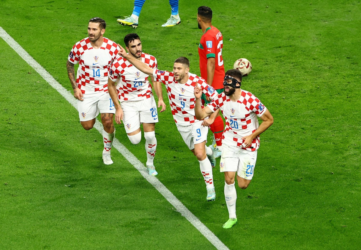 Các cầu thủ Croatia ăn mừng bàn mở tỉ số.