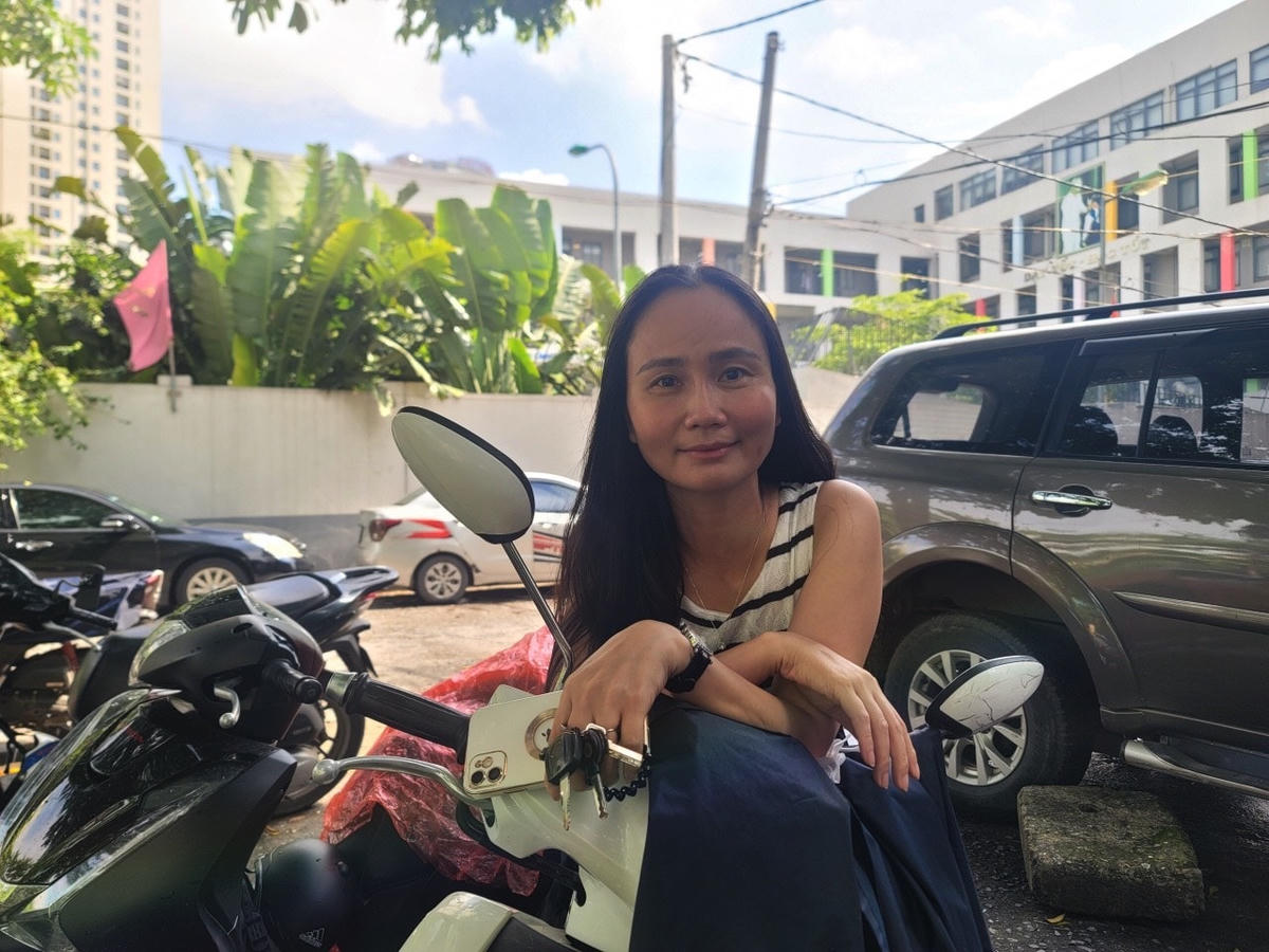 Chị Dương (45 tuổi, ở Cầu Giấy, Hà Nội) cho biết, hôm nay chồng chị bận đi làm nên chị xin cơ quan nghỉ để đưa con gái đi thi. Môn Ngữ văn sáng nay cháu làm bài tốt. Mặc dù nhà ở gần nhưng chị không về nhà mà ở lại chờ để tiếp thêm động lực cho con. 