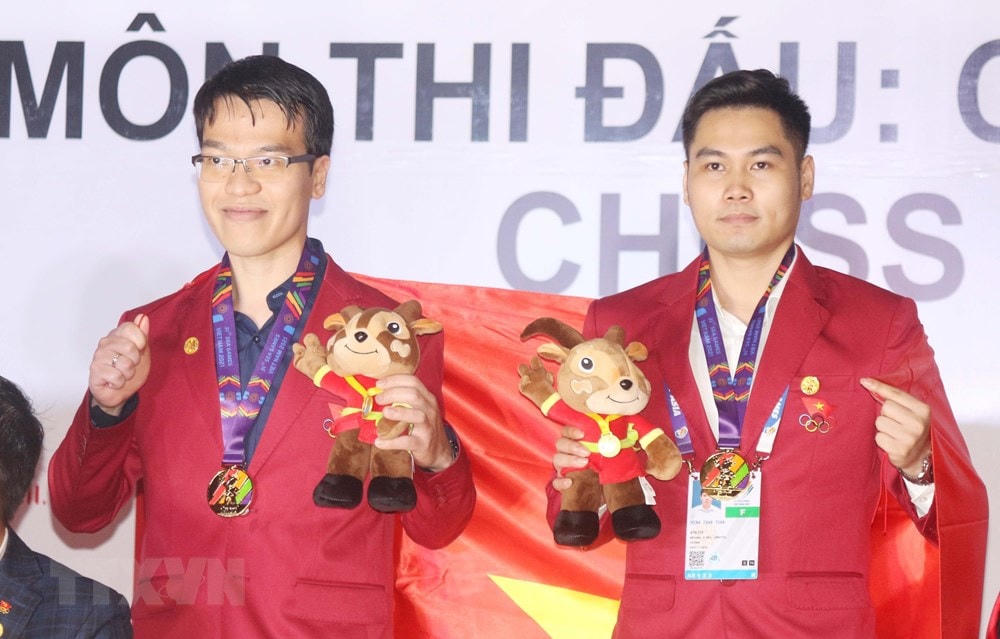 2 vận động viên Lê Quang Liêm, Trần Tuấn Minh nhận Huy chương Vàng ở nội dung cờ nhanh đồng đội nam. (Ảnh: TTXVN).