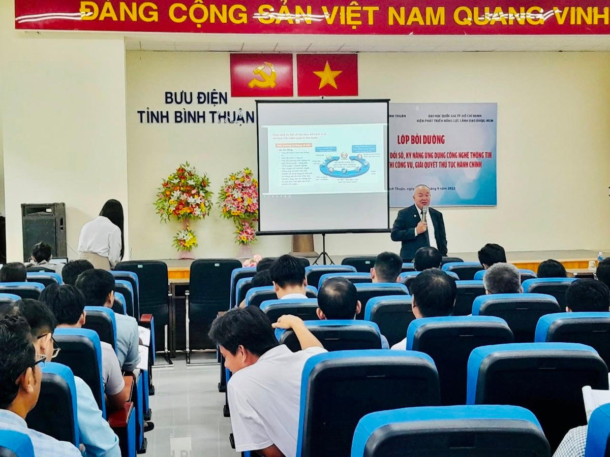 Quang cảnh lớp tập huấn bồi dưỡng kiến thức chuyển đổi số.