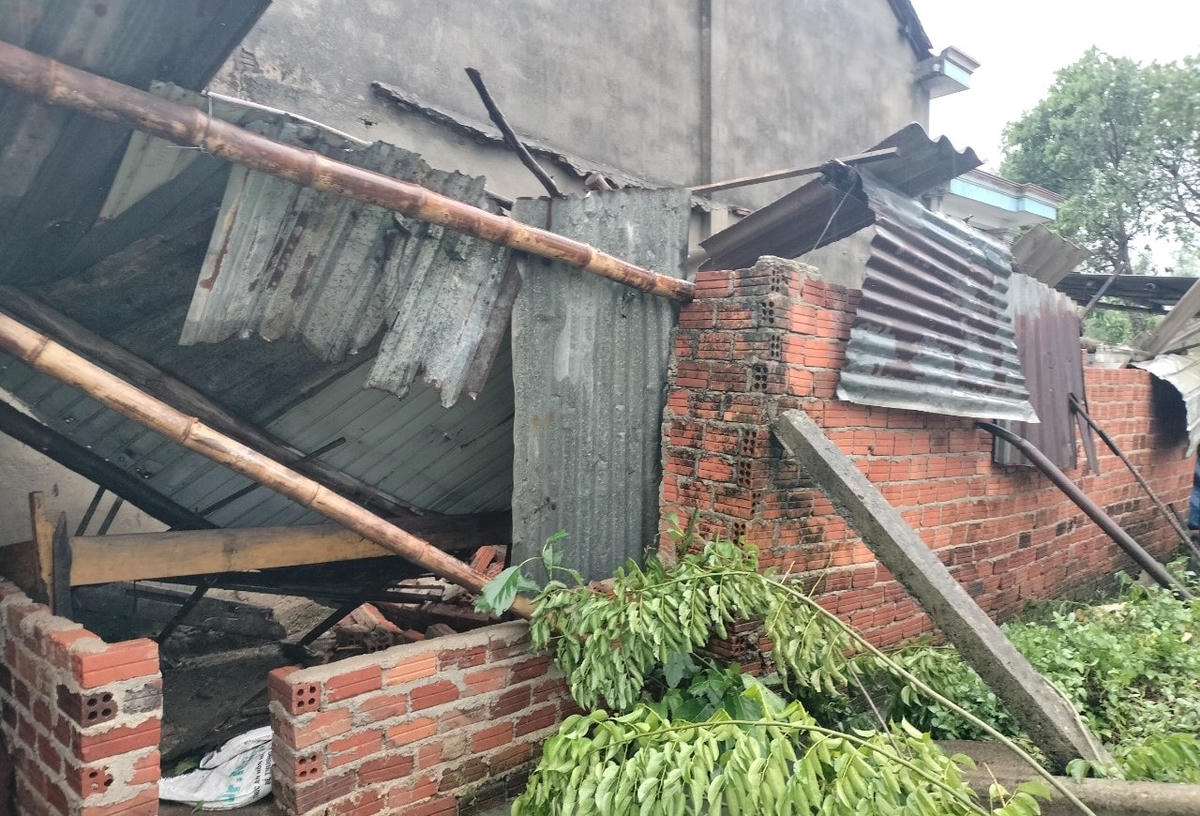 Nhiều mái nhà dân bị tốc mái hư hỏng.