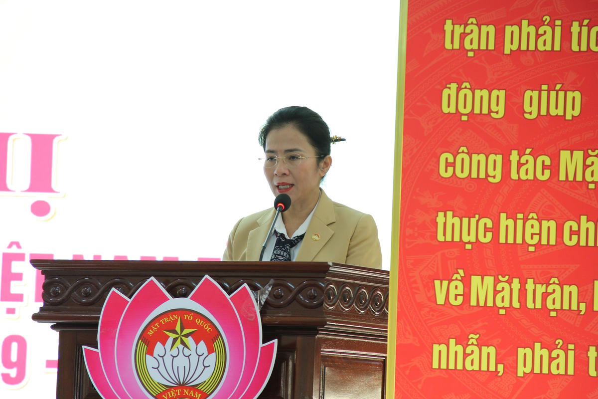 Bà Võ Thị Minh Sinh, Chủ tịch Uỷ ban MTTQ Việt Nam tỉnh Nghệ An phát biểu tại Hội nghị.
