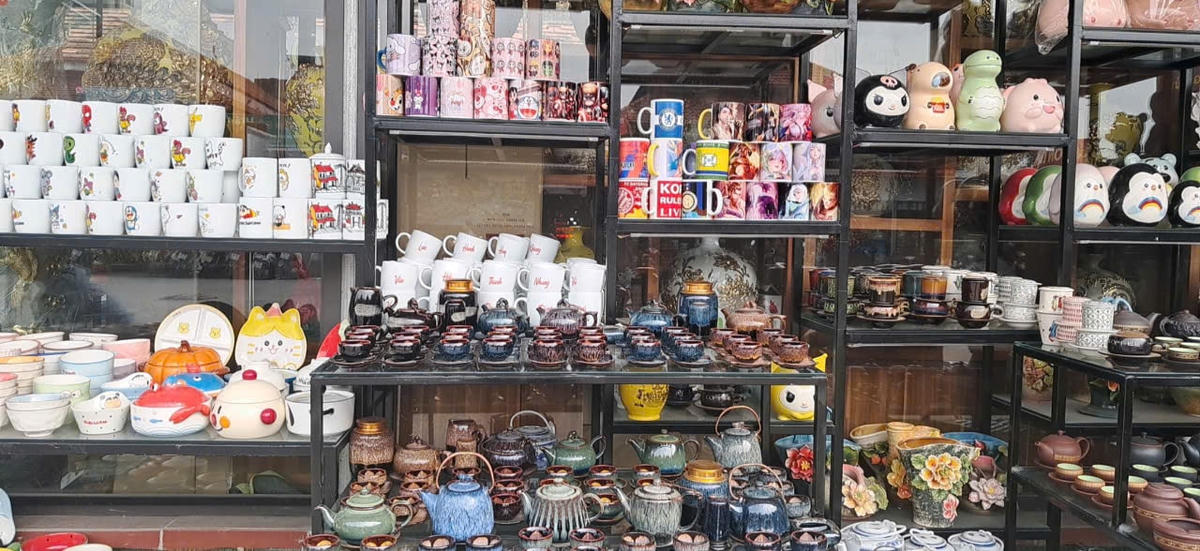 Gốm Bát Tràng là sản phẩm thủ công mỹ nghệ đang được người tiêu dùng yêu thích. 