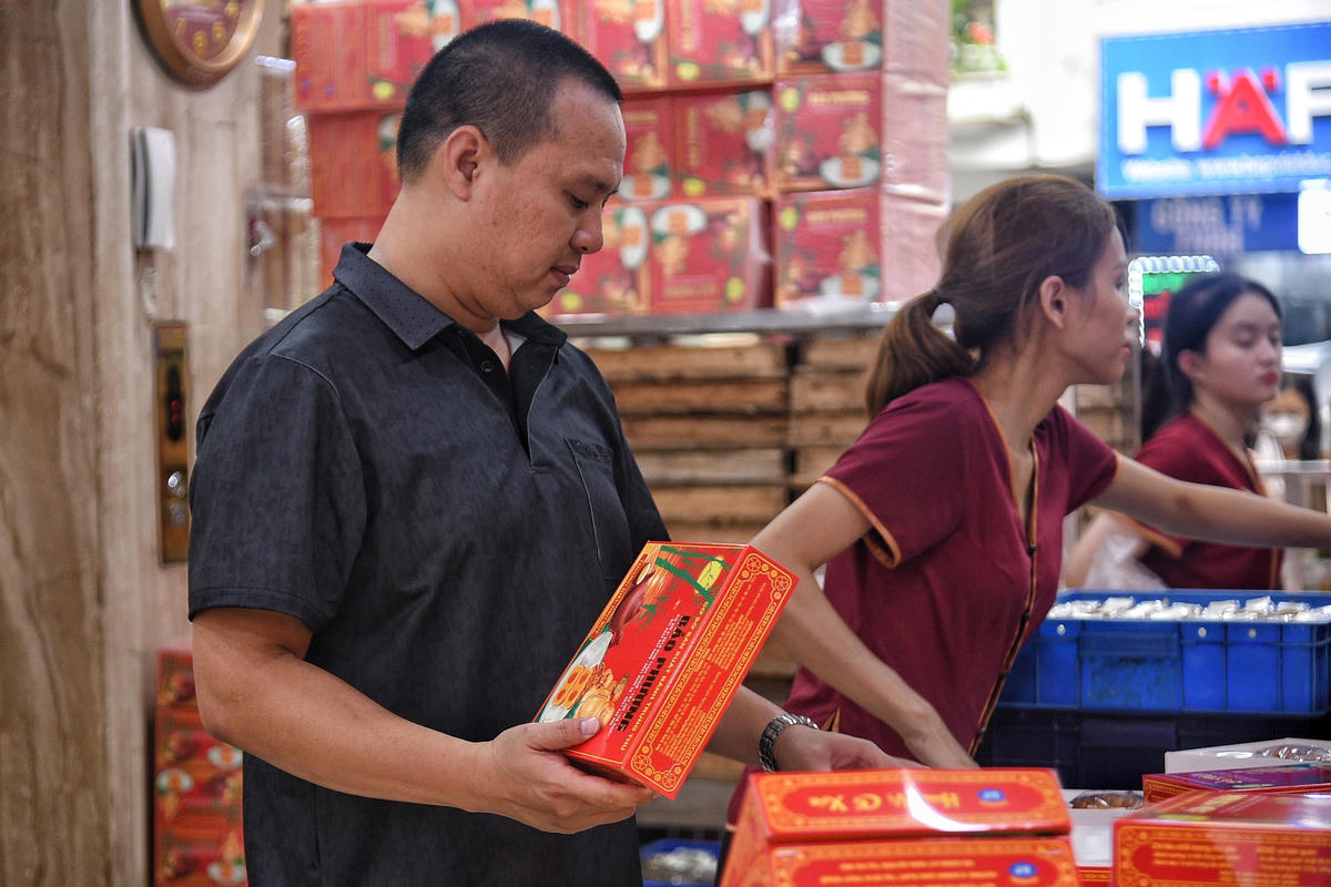 Người dân xếp hàng dài mua bánh Trung thu tại Hà Nội