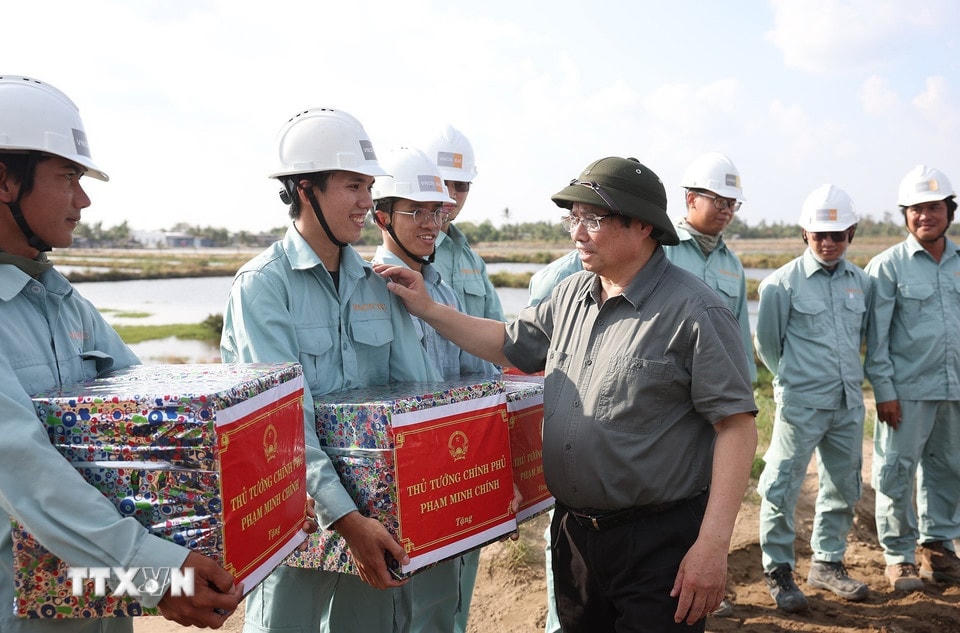 Thủ tướng Phạm Minh Chính thăm, động viên công nhân các đơn vị thi công dự án thành phần đoạn Hậu Giang-Cà Mau. (Ảnh: Dương Giang/TTXVN)