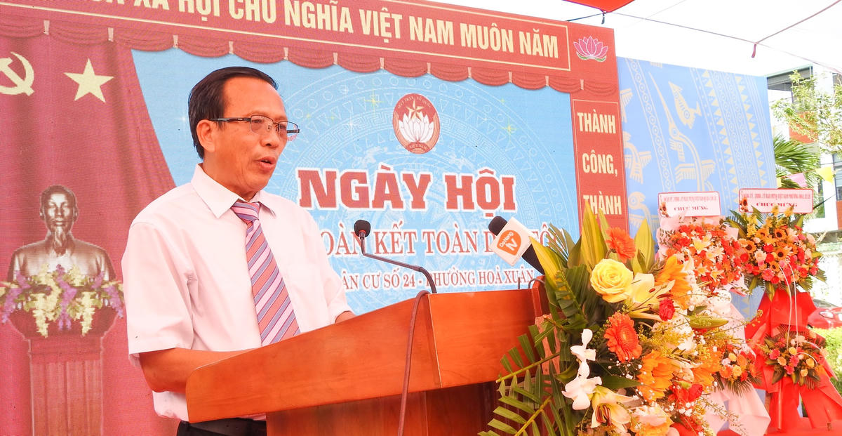 Phó Bí thư Chi bộ, Trưởng Ban Công tác Mặt trận Khu dân cư 24  Lê Như Quỳnh phát động thi đua tại Ngày hội. Ảnh: Thanh Tùng.