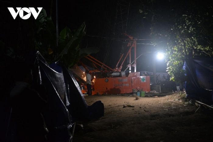 Rạng sáng 2/1, các máy xúc vẫn tiếp tục múc đất quanh trụ bê tông tạo miệng hố rộng để nhổ cọc. Ảnh: Phạm Hải/VOV-ĐBSCL.