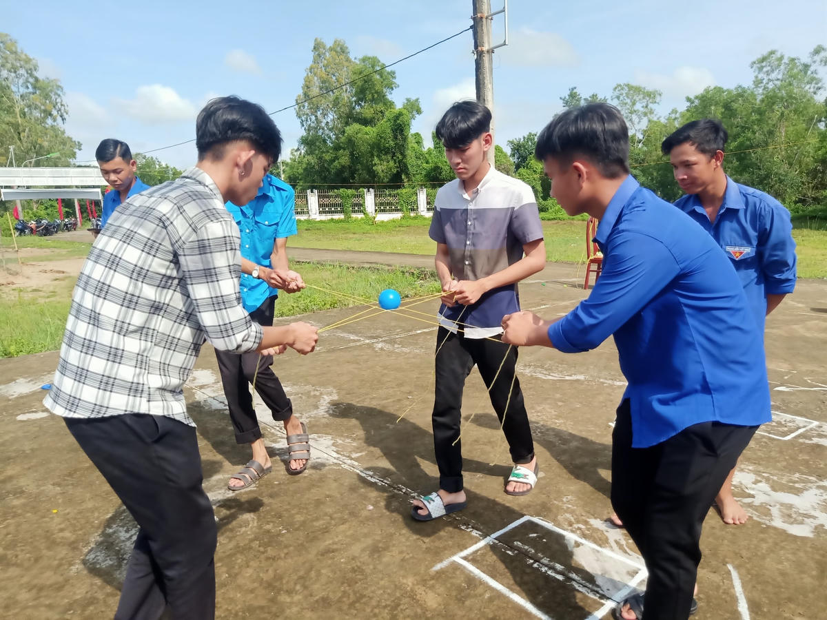 Thanh niên ấp 5, xã Tân Thành tham gia trò chơi dân gian tại Ngày hội.