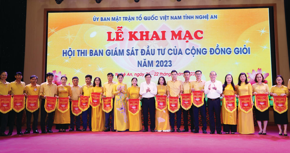 Phó Chủ tịch UBTƯ MTTQ Việt Nam Hoàng Công Thuỷ tặng cờ lưu niệm cho các đội dự thi. Ảnh Điền Bắc.