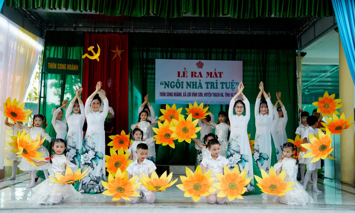 Chương trình văn nghệ chào mừng buổi lễ.