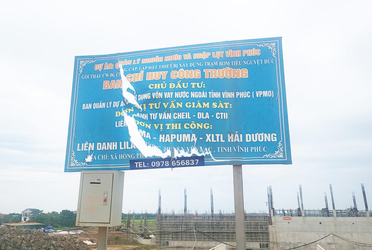 Theo tìm hiểu của phóng viên Báo Đại Đoàn Kết, gói thầu CW01 thi công kênh hút từ ĐT.303 và hồ điều hòa trạm bơm Nguyệt Đức, sử dụng vốn vay nước ngoài tỉnh Vĩnh Phúc (VPMO) được Giám đốc Ban QLDA, ông Hồ Quang Phúc phê duyệt kết quả trúng thầu cho Liên danh Công ty Cổ phần Xây dựng Minh Anh và Công ty Cổ phần xây dựng đê kè và phát triển nông thôn Hải Dương. Ảnh: Công trường gói thầu CW06 (cung cấp, lắp đặt thiết bị, xây dựng trạm bơm tiêu Nguyệt Đức).