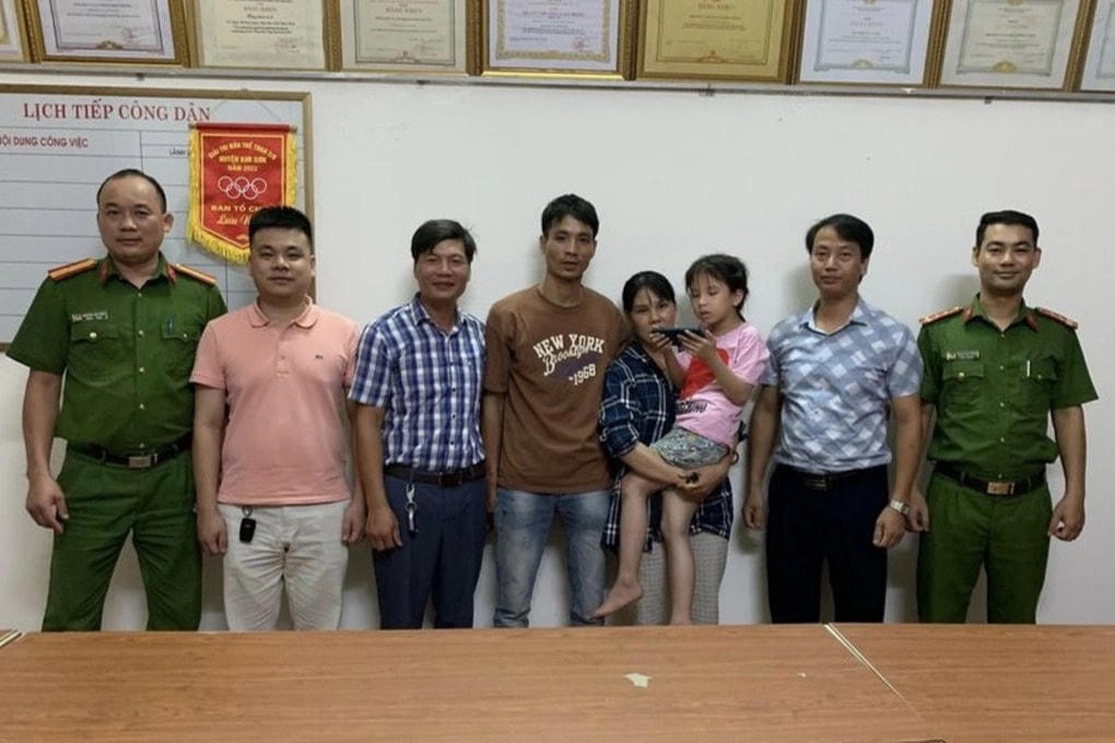 Cháu bé được Công an xã Đồng Hướng bàn giao lại cho gia đình.
